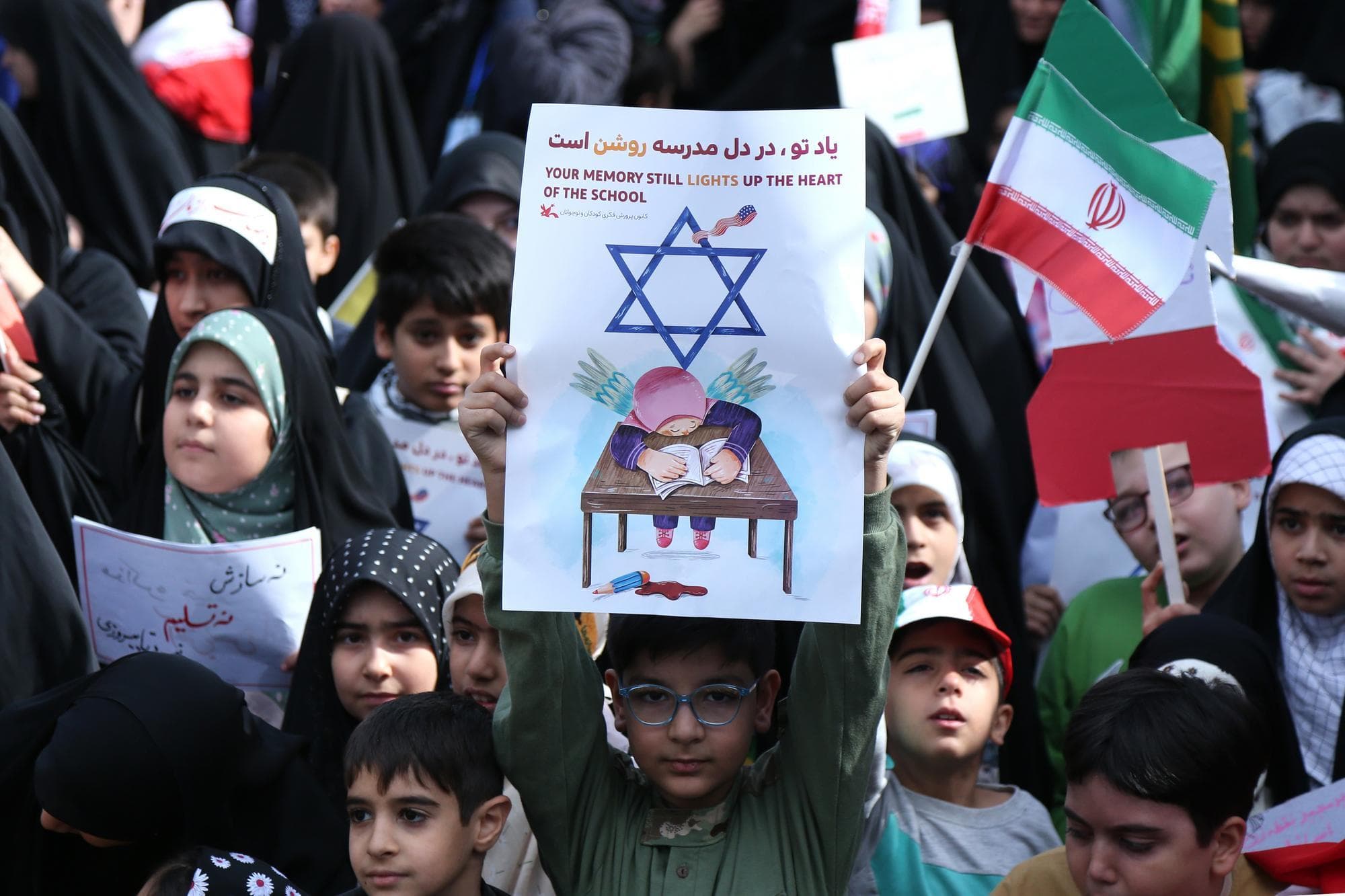 ชาวเตหะรานไว้อาลัยเหยื่อเหตุโจมตีโรงเรียนในอิหร่าน