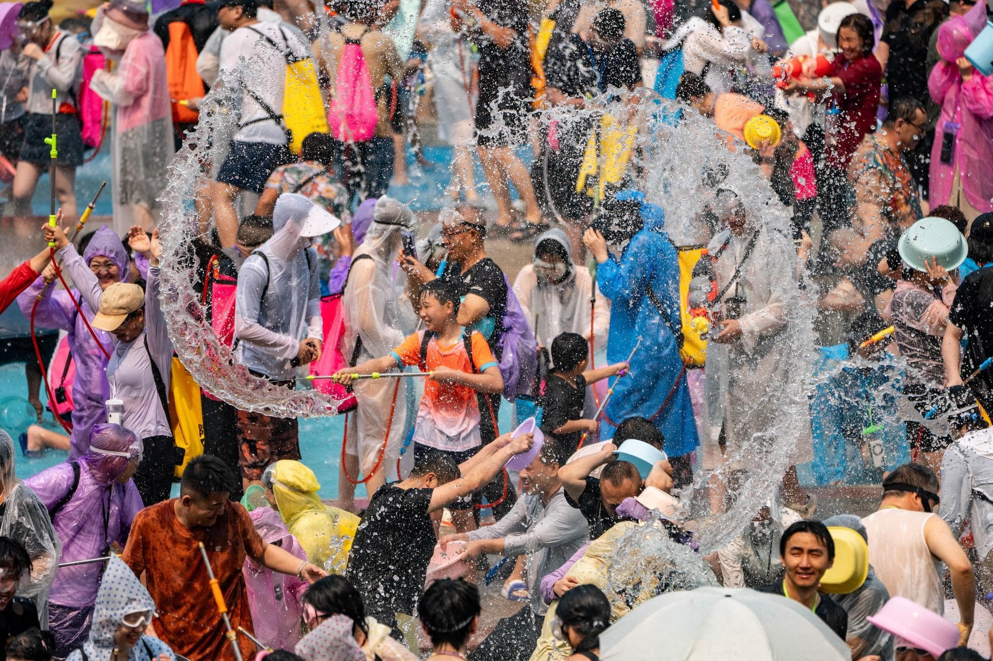 ประชาชนฉลองเทศกาล ‘สาดน้ำ’ สุดคึกคักในสิบสองปันนา
