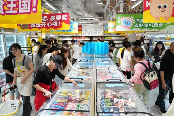 โดนใจสายกินจุบจิบ สร้างไวรัลออนไลน์ ‘ร้านขายขนม’ ยักษ์ใหญ่เปิดใหม่ในฉางซา