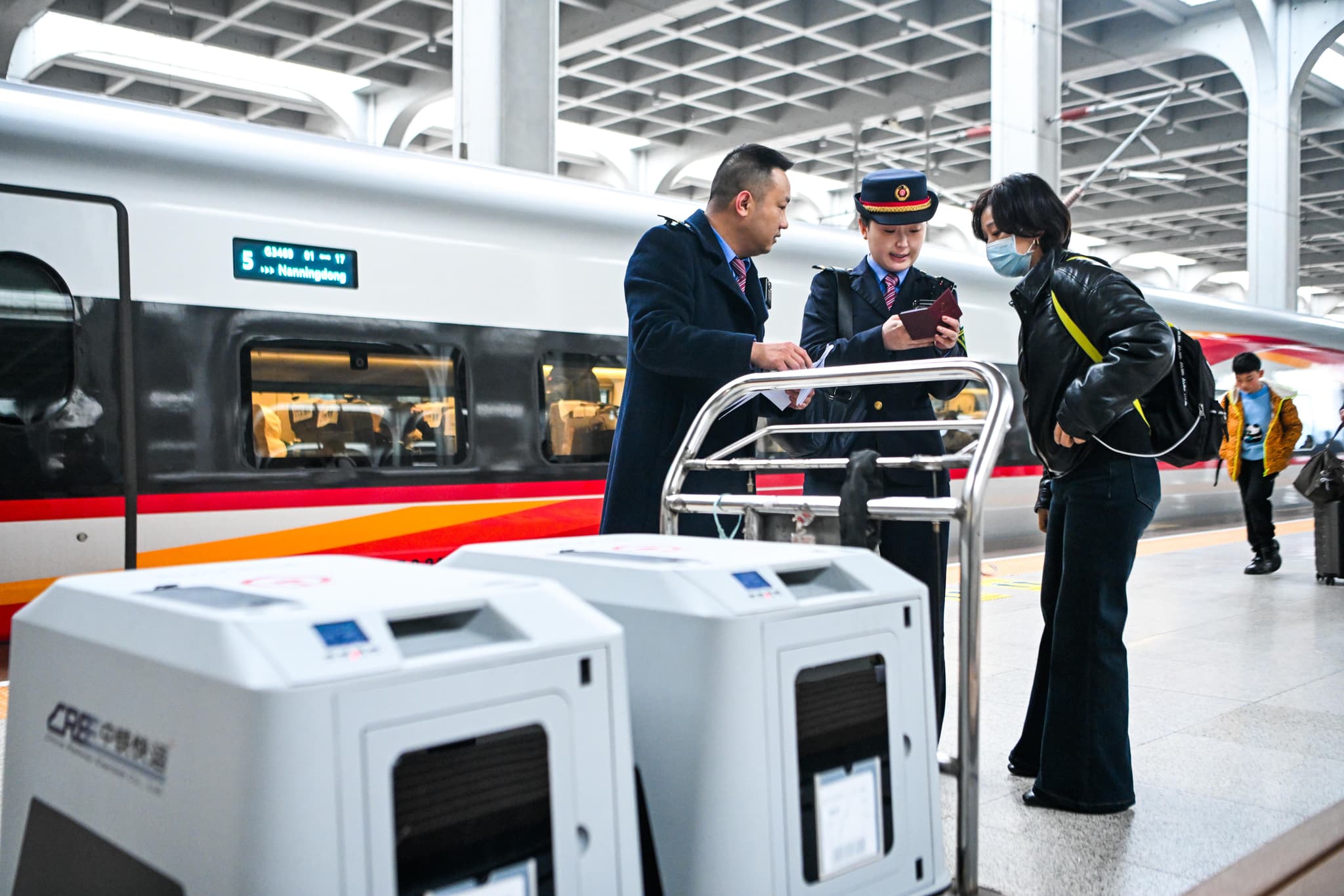 จีนอัปเกรดบริการ ‘เดินทางพร้อมสัตว์เลี้ยง’ พาเพื่อนขนปุยขึ้นรถไฟความเร็วสูง