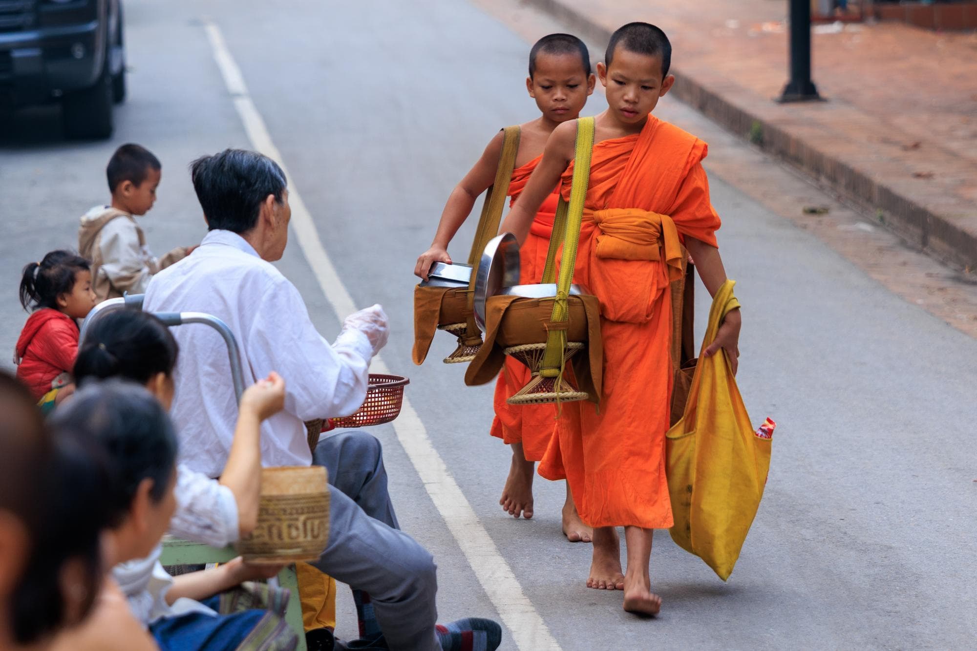 พุทธศาสนิกชนร่วม ‘ตักบาตรข้าวเหนียว’ ในหลวงพระบาง