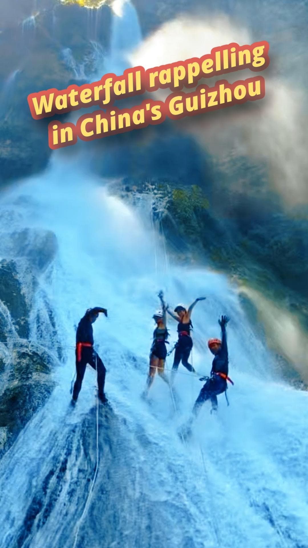 นทท.โรยตัวน้ำตกแนวดิ่ง ท้าความหวาดเสียวกลางหุบเขาในกุ้ยโจว