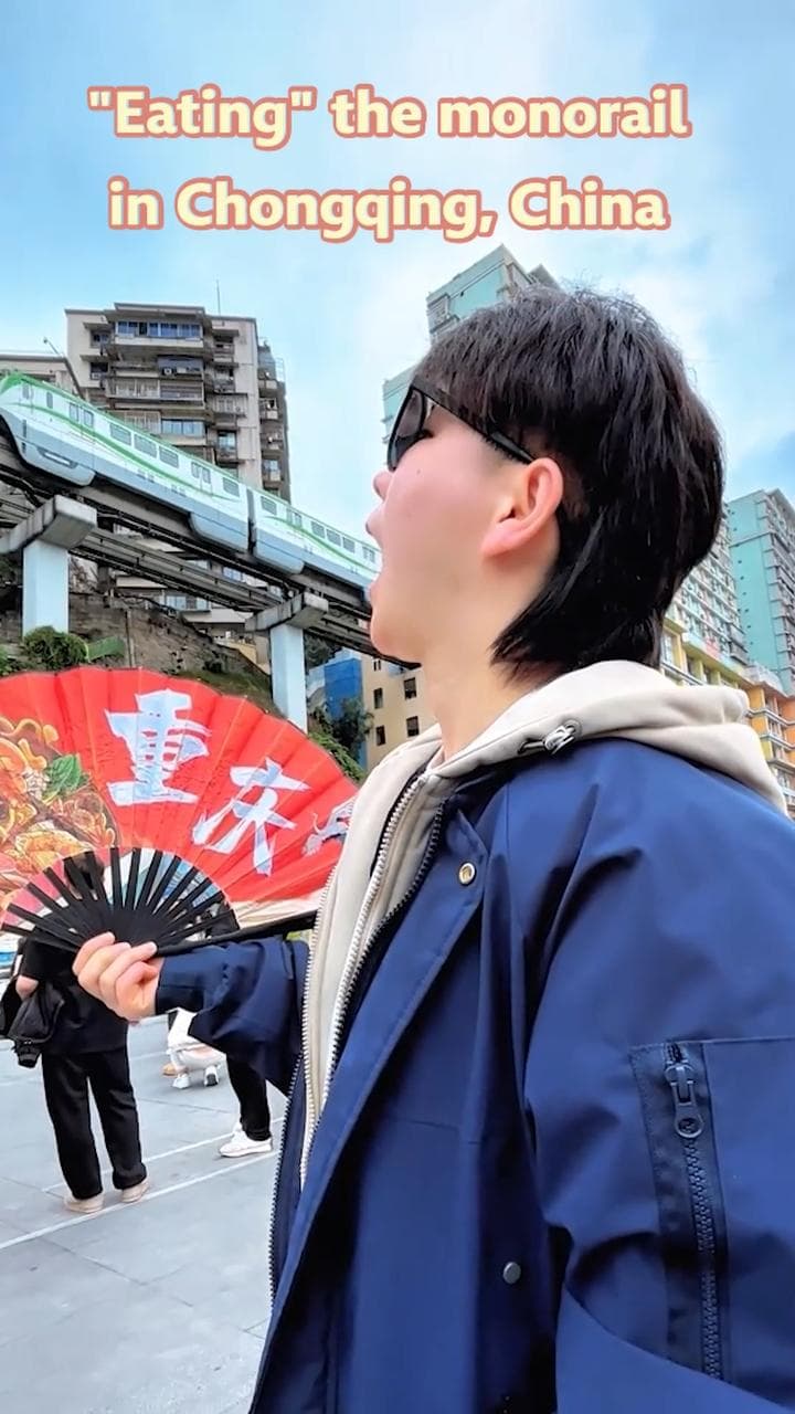 นทท.แห่ถ่ายภาพ ‘กินรถไฟ’ มุมสุดฮิตเช็กอินฉงชิ่ง