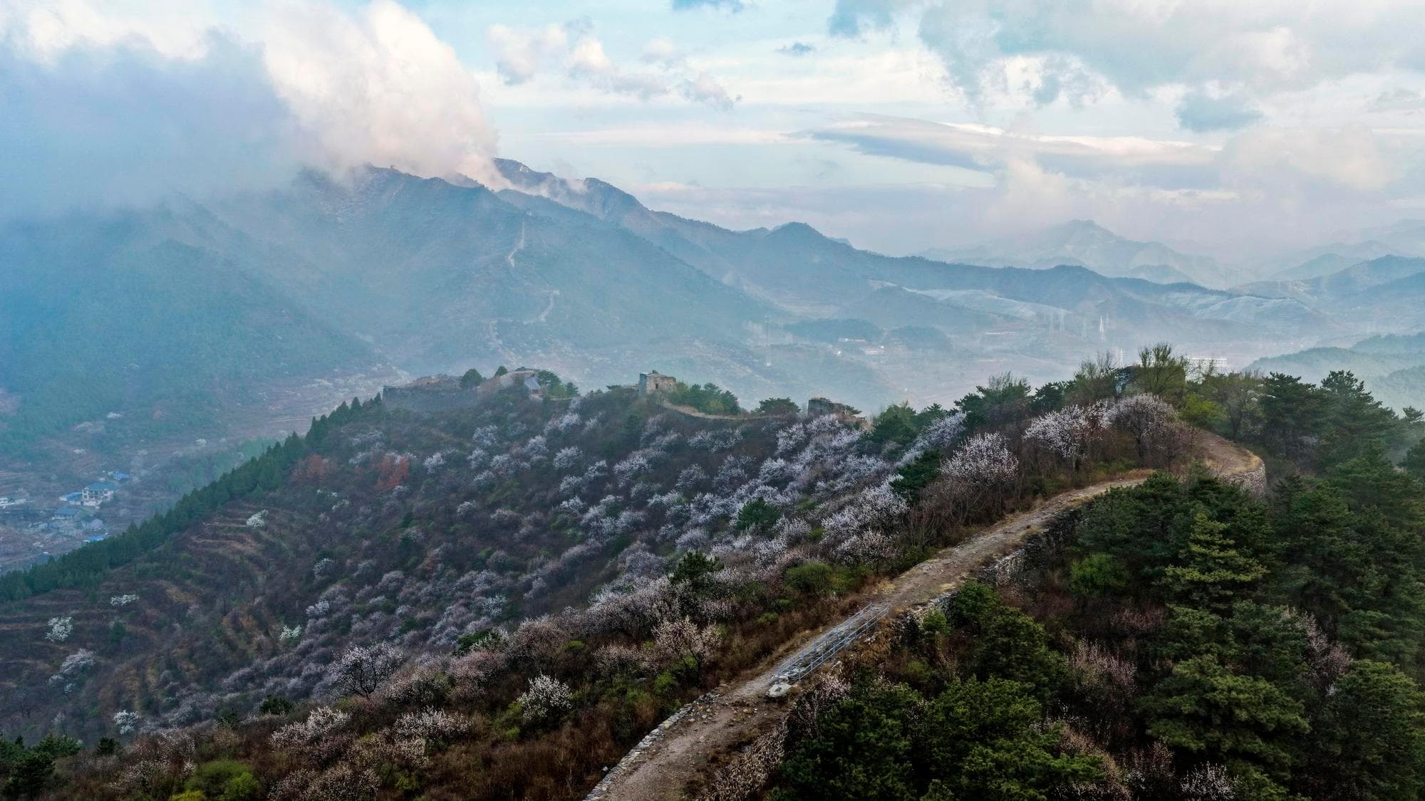 ทิวทัศน์ ‘กำแพงเมืองจีน’ ในเหอเป่ย งดงามหลังฝนโปรย