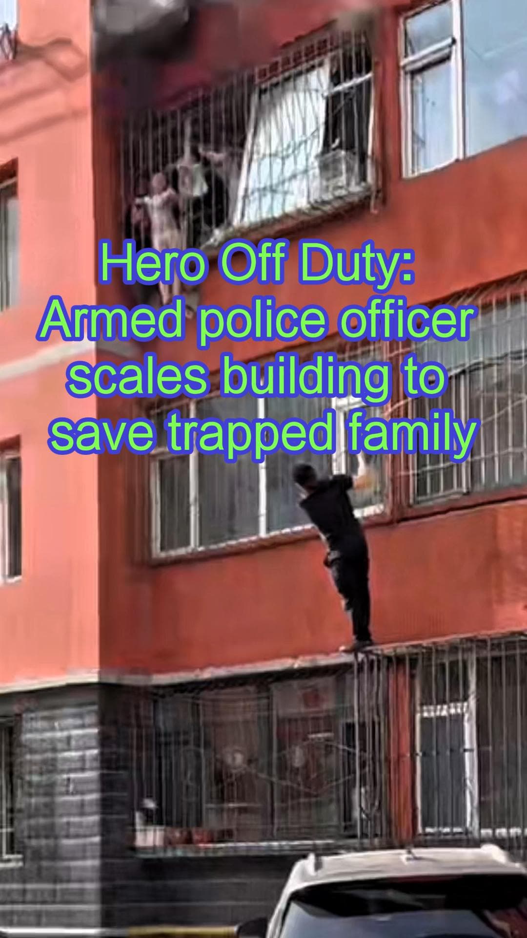 นาทีชีวิต! ตำรวจปีนตึกมือเปล่า ช่วย 4 ชีวิตหนีไฟไหม้ในมองโกเลียใน