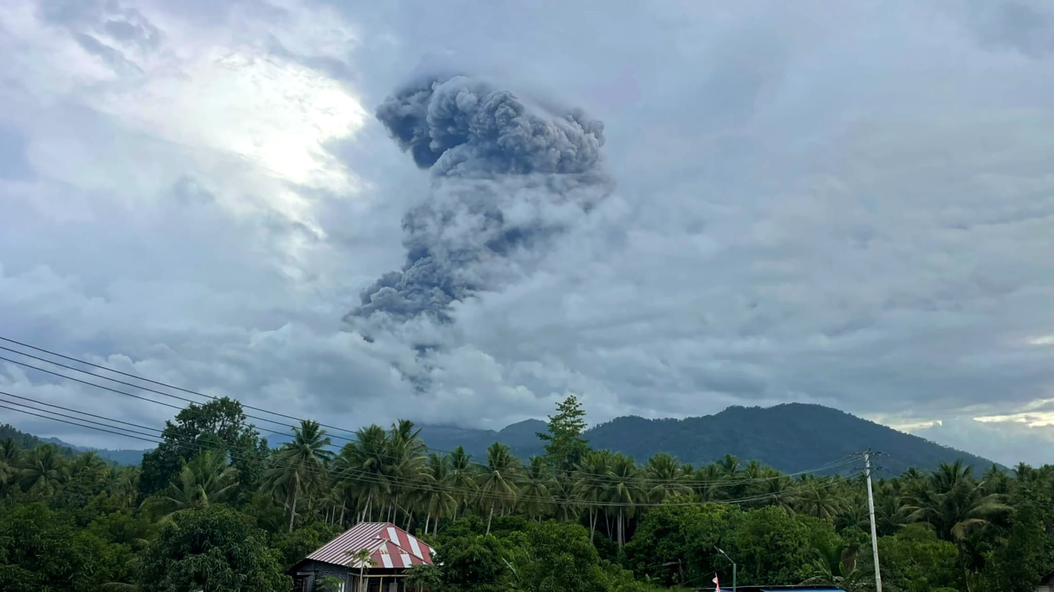 ‘ภูเขาไฟดูโคโน’ ในอินโดนีเซีย ปะทุ 4 ครั้งในวันเดียว