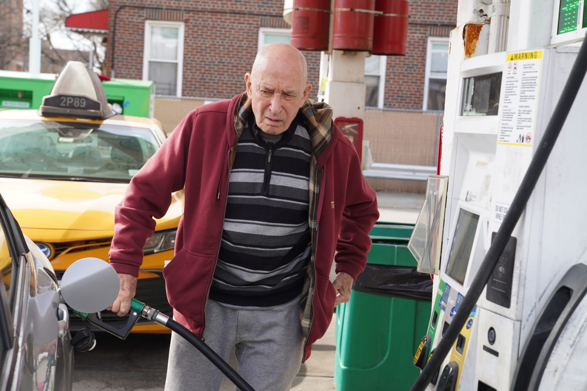 น้ำมันสหรัฐฯ พุ่งทะลุ 4 ดอลลาร์ต่อแกลลอน เซ่นพิษสงครามอิหร่าน