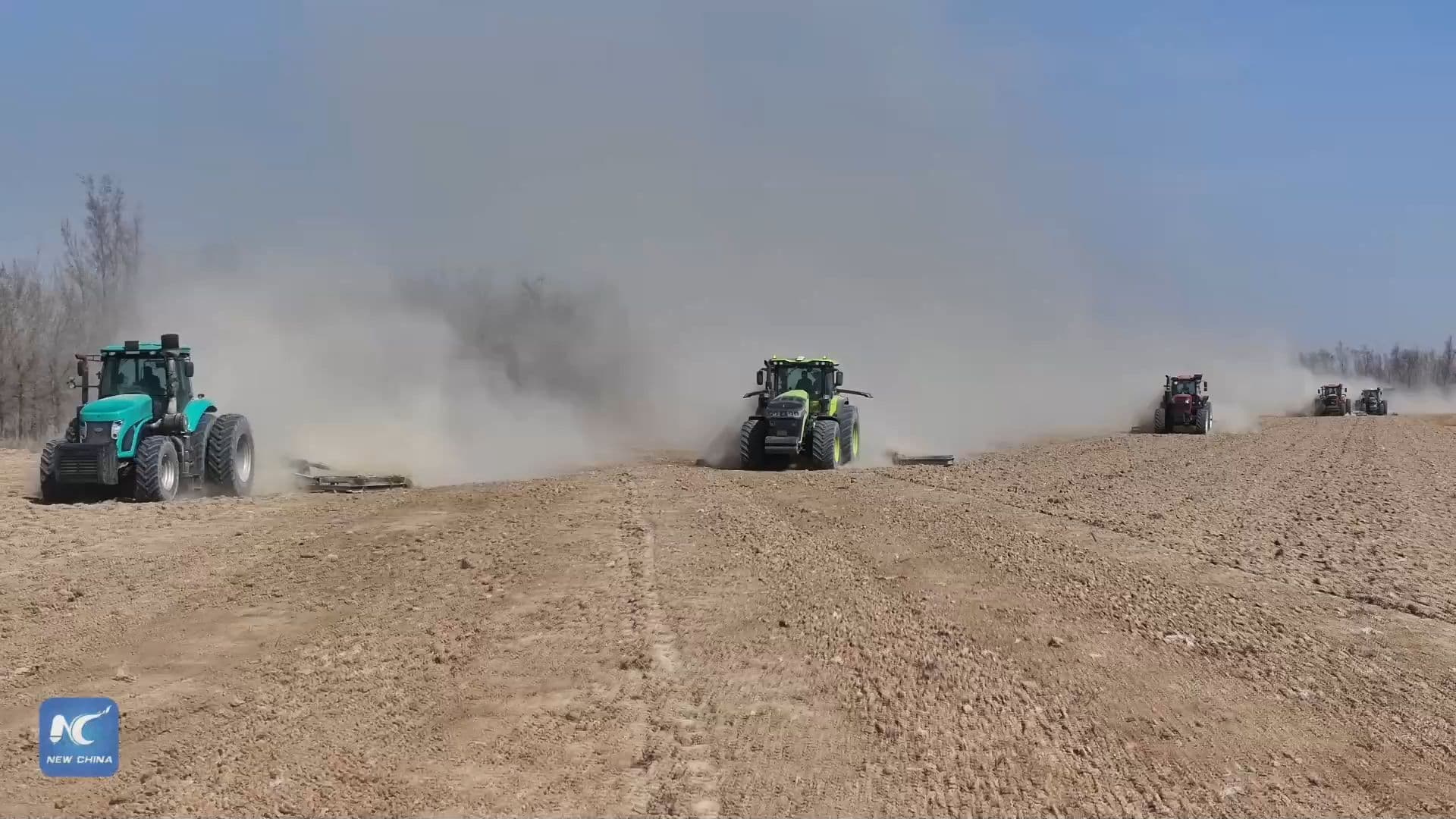 ซินเจียงสาธิต ‘รถแทรกเตอร์ไฮบริด’ ใช้พลังงานใหม่หนุนการเกษตร